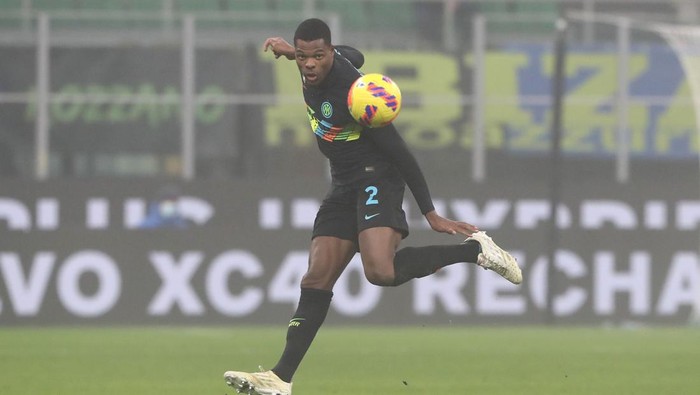 MILAN, ITALY - DECEMBER 22: Denzel Dumfries of FC Internazionale FC in action during the Serie A match between FC Internazionale and Torino FC at Stadio Giuseppe Meazza on December 22, 2021 in Milan, Italy. (Photo by Marco Luzzani/Getty Images)