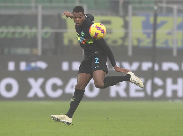 MILAN, ITALY - DECEMBER 22: Denzel Dumfries of FC Internazionale FC in action during the Serie A match between FC Internazionale and Torino FC at Stadio Giuseppe Meazza on December 22, 2021 in Milan, Italy. (Photo by Marco Luzzani/Getty Images)
