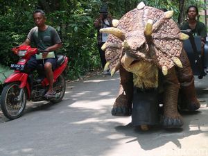 Keren! Dinosaurus Buatan Pemuda Bantul Ini Bisa Berjalan-Ditunggangi
