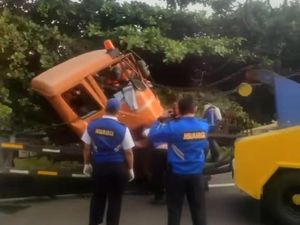 Dua Truk Tabrakan di Tol Japek, Satu Orang Luka Berat