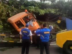 Dua Truk Tabrakan di Tol Japek, Satu Orang Luka Berat
