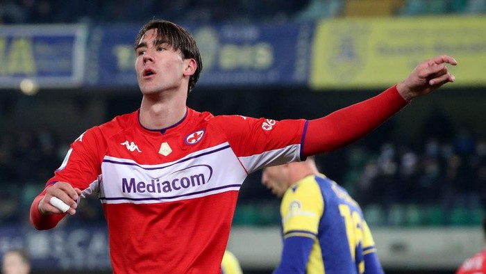 VERONA, ITALY - DECEMBER 22: Dusan Vlahovic of ACF Fiorentina gestures during the Serie A match between Hellas Verona and ACF Fiorentina at Stadio Marcantonio Bentegodi on December 22, 2021 in Verona, Italy. (Photo by Giuseppe Cottini/Getty Images)
