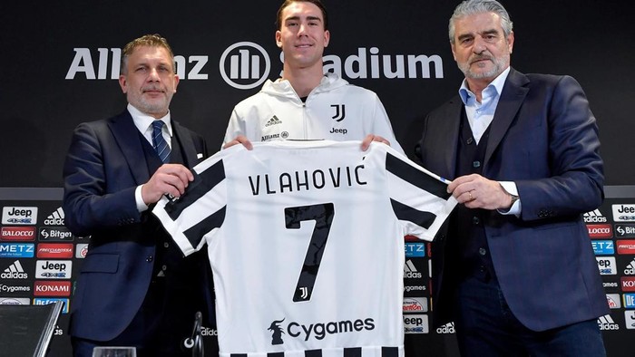 Dusan Vlahovic resmi didatangkan Juventus dari Fiorentina pada bursa musim dingin ini. Penyerang 22 tahun itu dibeli dengan mahar 70 juta euro (sekitar Rp 1,1 triliun) dan meneken kontrak selama empat tahun.