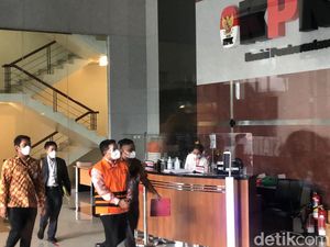 Eks Dirjen Kemendagri Tersangka Suap Dana PEN Ditahan KPK