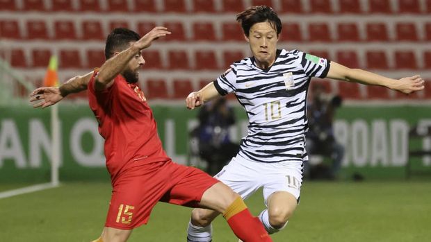 Syria's defender Mohamed Sahyouni (L) vies for the ball with South Korea's midfielder Lee Jae-sung during the 2022 Qatar World Cup Asian Qualifiers football match between Syria and South Korea, at the Rashid stadium in Dubai, on February 1, 2022. (Photo by Karim SAHIB / AFP)