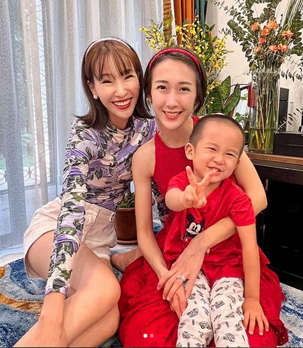 floral blouse/Foto : instagram.com/Constance Lau bosan dengan warna merah? gaya Constance Lau mengenakan floral print blouse bisa jadi pilihan di perayaan Imlek