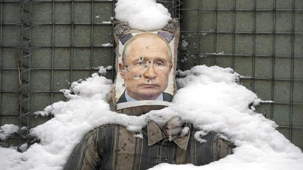 Foto Putin Jadi Sasaran Tembak di Ukraina