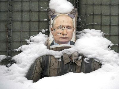 Foto Putin Jadi Sasaran Tembak di Ukraina