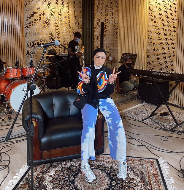 Sivia kerap tampil dengan gaya boyish mengenakan sweater dan juga sneakers.