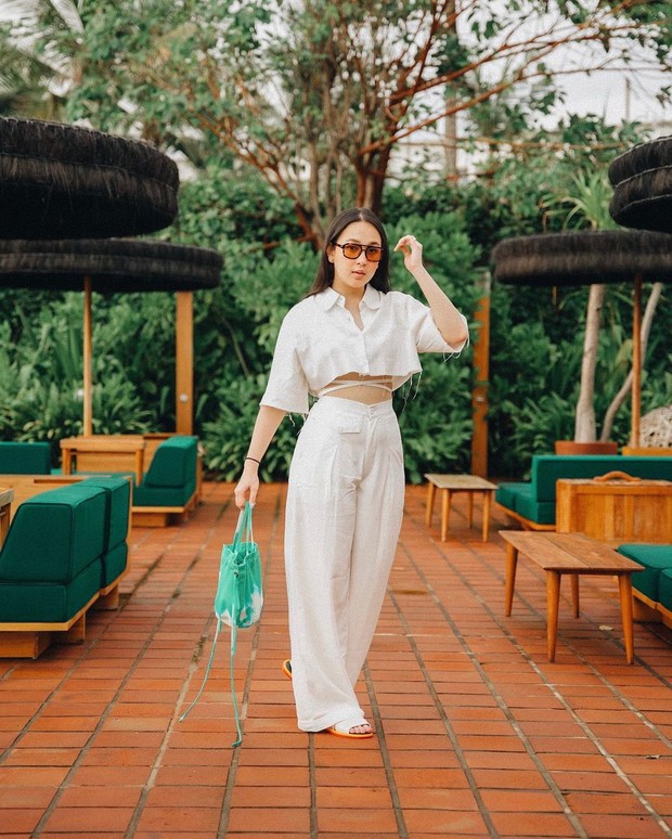 Agatha nampak feminim dengan mengankan kemeja crop dan kulot senada.