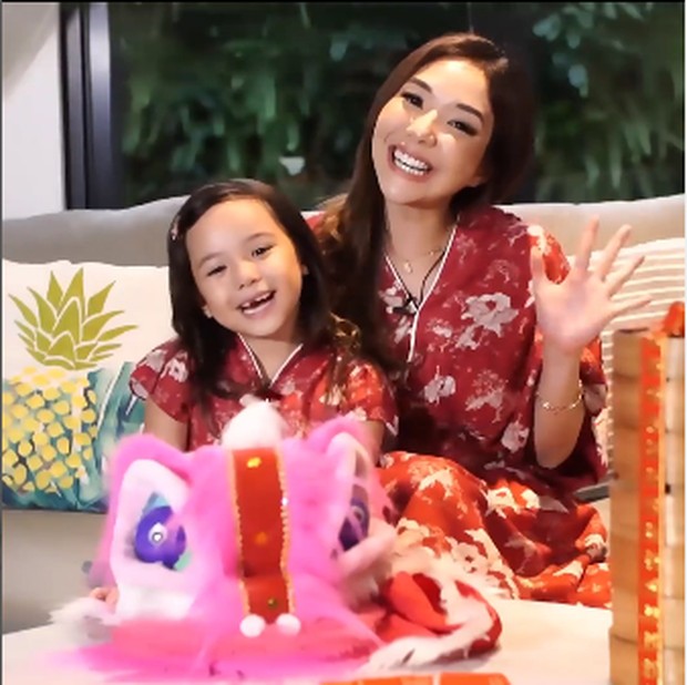 gisel dan gempi/Foto : instagram.com/gisel_la gisel dan gempi tampil kompak mengenakan pakaian tradisional china berwarna merah