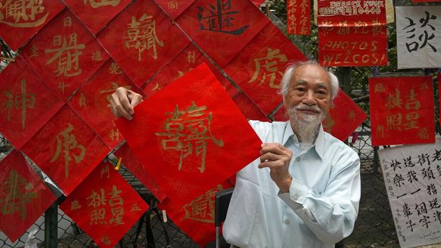 Sejumlah seniman kaligrafi yang tidak lagi muda menuliskan pepatah bijak di Hong Kong. Permintaan kaligrafi ini meningkat saat Imlek yang jatuh Selasa (1/2) kemarin. Kaligrafi ini dijual beragam mulai dari Rp 50 ribu hingga ratusan ribu rupiah.