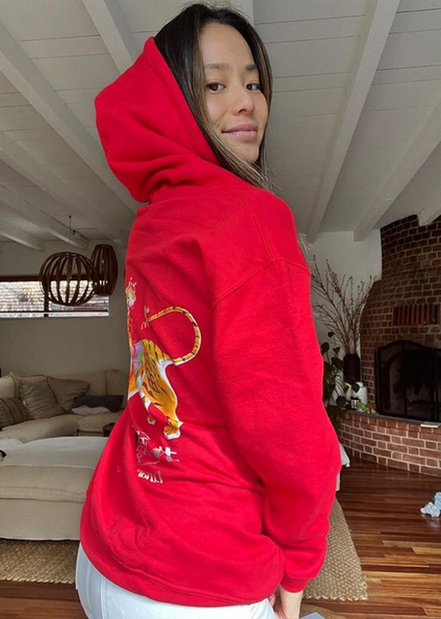 hoodie gambar macan/Foto : instagram.com/Jamie Chung Sesuai dengan zodiak di tahun ini, Jamie Chung mengenakan hoodie berwarna merah dengan gambar Macan