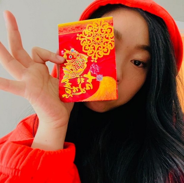 hoodie merah dan angpao/Foto : instagram.com/awkwafina di tahun ini, awkwafina mengenakan hoodie merah yang pernah dikenakannya di imlek tahun kemarin