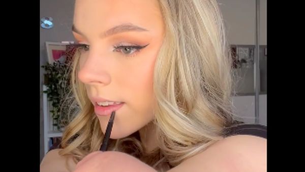 8 Potret Remaja Tanpa Tangan & Kaki, Jago Makeup hingga Jadi Viral