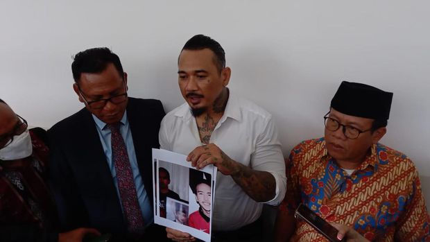 Jerinx kembali tunjukkan foto pria yang diyakininya Adam Deni sedang mengacungkan jari tengah ke foto Presiden Jokowi.