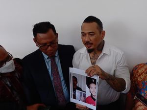 Jerinx Tunjukkan Lagi Foto Diduga Adam Deni Acungkan Jari Tengah ke Jokowi