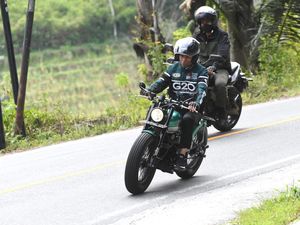 Nyoman Nuarta Bikin Patung Jokowi Naik Motor RI-1 untuk di Mandalika Nyoman Nuarta Bikin Patung Jokowi Naik Motor RI-1 untuk di Mandalika
