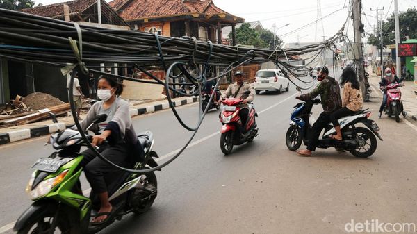 Kabel Semrawut di Bekasi Ini Bahayakan Pengendara