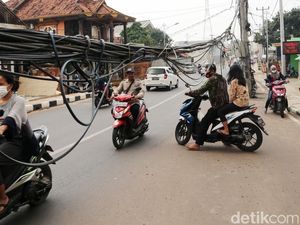 Kabel Semrawut di Bekasi Ini Bahayakan Pengendara Kabel Semrawut di Bekasi Ini Bahayakan Pengendara