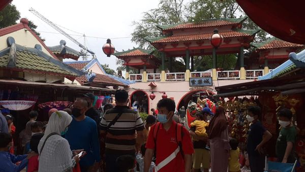 Foto: Tak Ada Perayaan Imlek, Kampung China Cibubur Masih Diserbu Warga