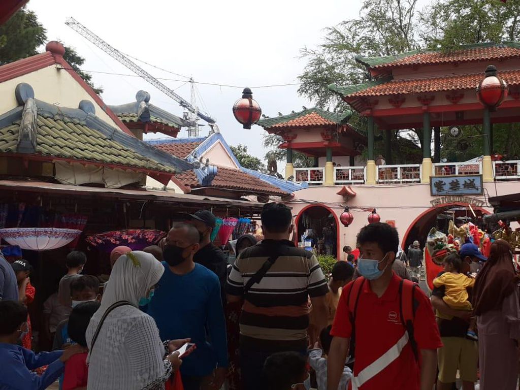 Foto: Tak Ada Perayaan Imlek, Kampung China Cibubur Masih Diserbu Warga