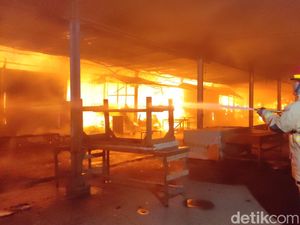 Suasana Kebakaran Melanda Lapak Relokasi Pasar Johar Semarang