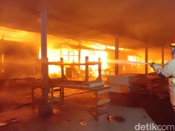 Suasana Kebakaran Melanda Lapak Relokasi Pasar Johar Semarang