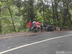 Polisi Kesulitan Evakuasi Mobil yang Terjun Ke Jurang di Jalur Ijen