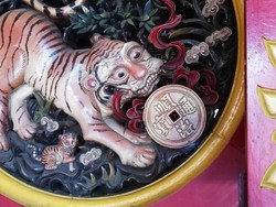 Melacak Usia Kelenteng Tjoe Tik Kiong Pasuruan dari Ukiran Harimau Pegang Koin