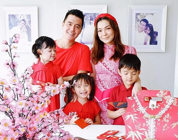 keluarga Maya Septha/Foto : instagram.com/mayaseptha7 maya septha mengenakan batik motif leren berwarna dominan merah dan putih