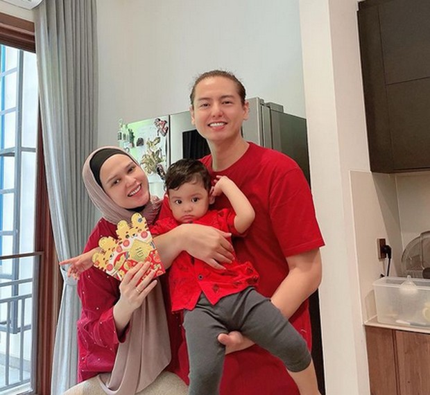 keluarga roger danuarta/Foto : instagram.com/rogerojey tradisi imlek juga dirayakan oleh Roger Danuarta dan keluarga kecilnya