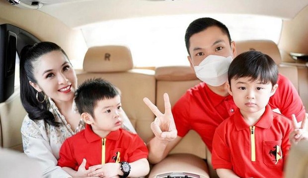 keluarga sandra dewi/Foto : instagram.com/sandradewi88 putih di antara merah, sandra dewi tampil cantik bersama suami dan kedua putranya
