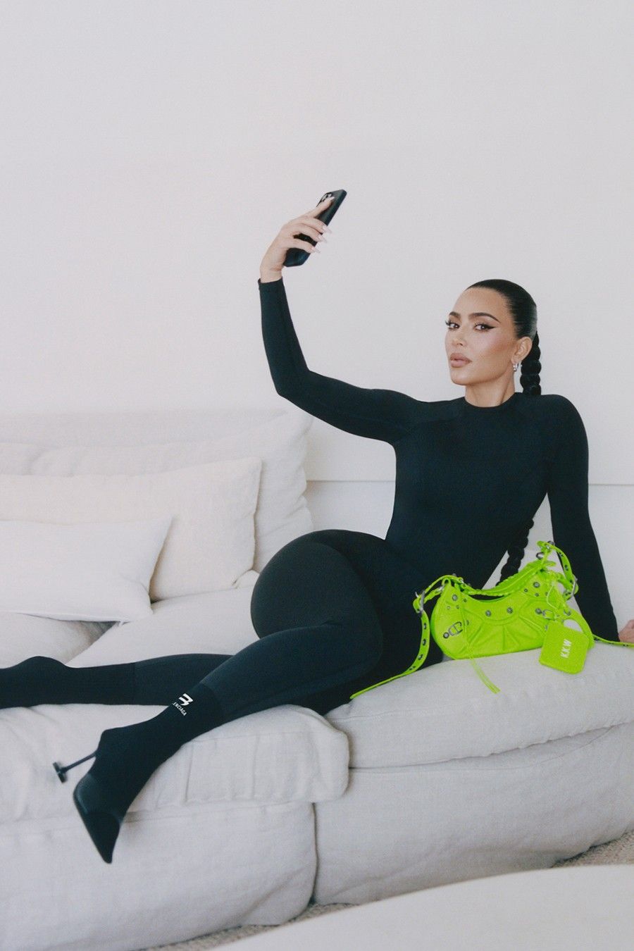 Kim Kardashian di Foto Iklan Balenciaga