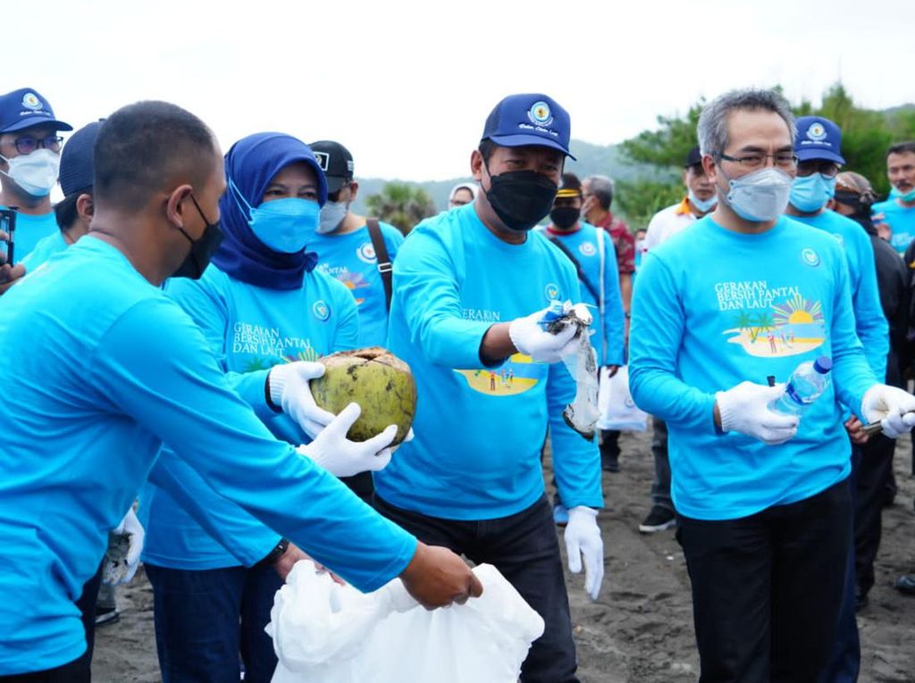Limbah Tes Antigen Kotori Selat Bali, Menteri KP: Perlu Tindakan Tegas