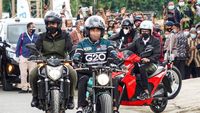 Momen Jokowi Momotoran di Danau Toba Bareng Sandiaga
