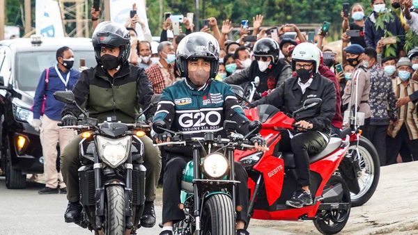 Momen Jokowi Momotoran di Danau Toba Bareng Sandiaga