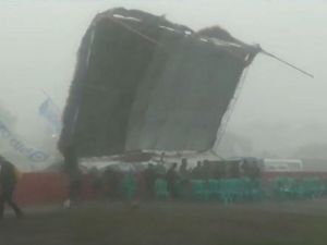 Momen Laga Sepakbola di Tasik Diganggu Hujan Angin