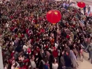 Heboh Lautan Manusia Tonton Atraksi Barongsai di Mal Bandung Heboh Lautan Manusia Tonton Atraksi Barongsai di Mal Bandung