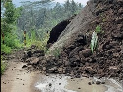 Tebing Longsor Tutup Akses Tanjakan Dahu