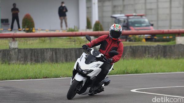 Komparasi Honda Vario 160 Vs Yamaha Aerox 155, Pilih Mana?