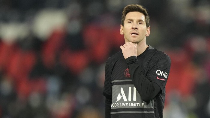 PSGs Lionel Messi pauses during the French League One soccer match between Paris Saint Germain and Reims at the Parc des Princes in Paris, Sunday, Jan. 23, 2022. (AP Photo/Francois Mori)
