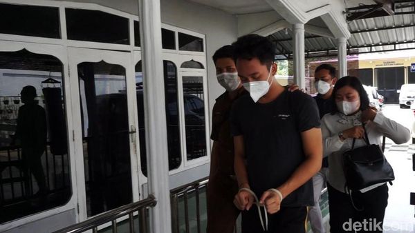 Gaya Santai Bripda Randy Saat Diserahkan ke Kejaksaan