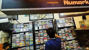 Pedagang Kaset Tetap Bertahan Meski Sepi Peminat