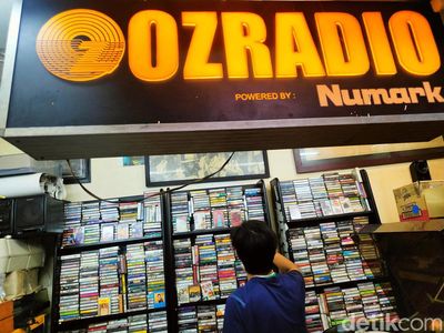 Pedagang Kaset Tetap Bertahan Meski Sepi Peminat