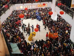 Lautan Manusia Tonton Barongsai di Mal, Pengelola: Di Luar Perkiraan