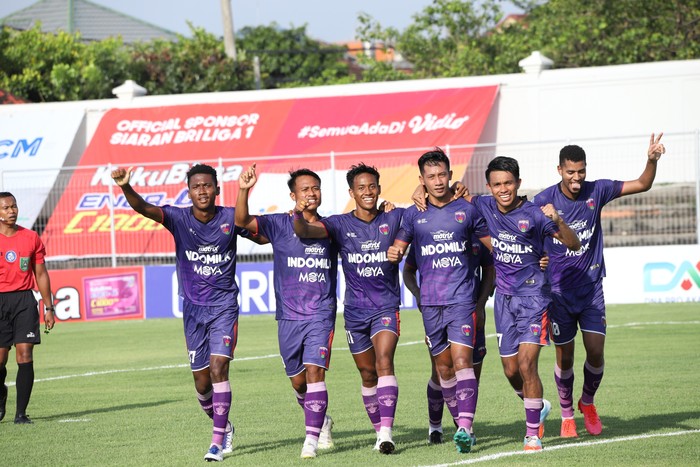 Persita Tangerang saat melawan Borneo FC.