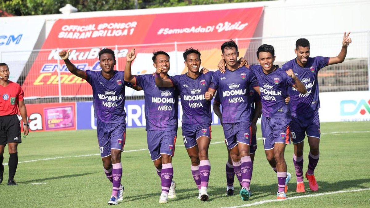 Para pemain Persita yang terus bertanding melawan Borneo FC meski ada lima rekannya yang positif Corona. (Foto: dok. Persita Tangerang)