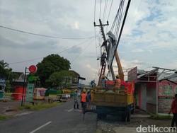 Hujan dan Angin Kencang Landa Bantul, Tiang Listrik-Baliho Ambruk