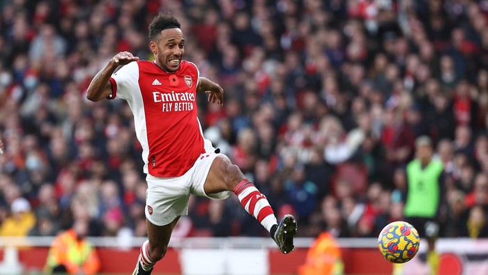 LONDON, ENGLAND - NOVEMBER 07: Pierre-Emerick Aubameyang of Arsenal controls the ball during the Premier League match between Arsenal  and  Watford at Emirates Stadium on November 07, 2021 in London, England. (Photo by Ryan Pierse/Getty Images)